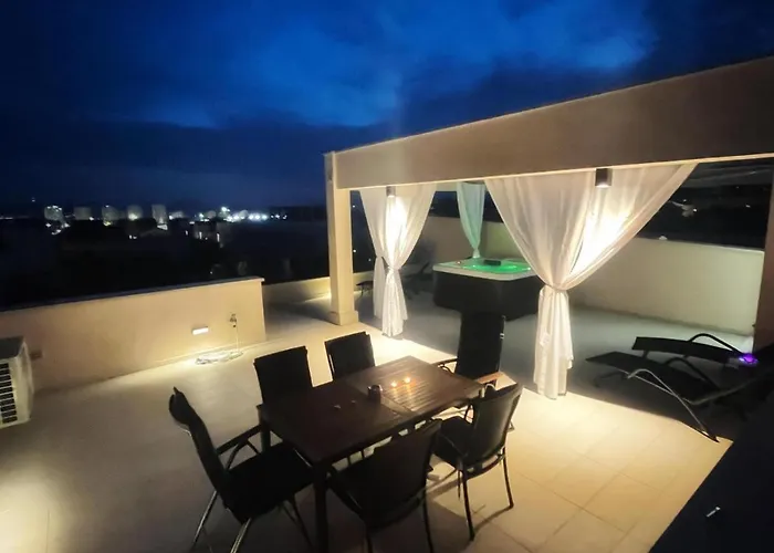 Olive Oasis Penthouse With Jacuzzi