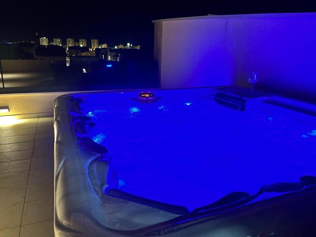 Olive Oasis Penthouse With Jacuzzi *